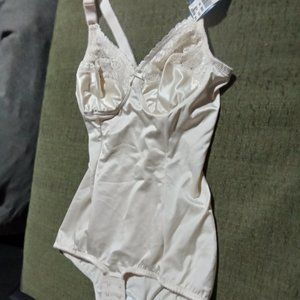 Cream/white bodysuit NWT 38B